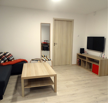 Nappali kanapéval - Esti beszélgetés, kártyázás, tévézés, pihenés.