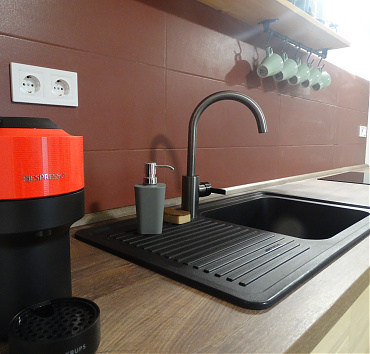 Felszerelt konyha - Barátságos, jól felszerelt konyha kávéfőzővel, főzőlappal, mikróval, hűtővel és mosogatógéppel.