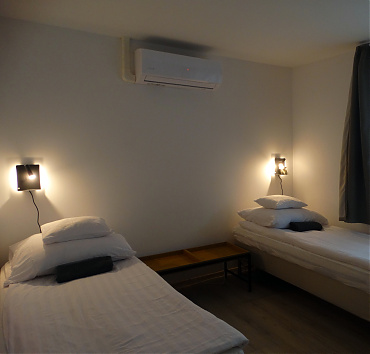 Két ágy a háromágyas szobában - Tágas háromágyas szoba, olvasólámpákkal.